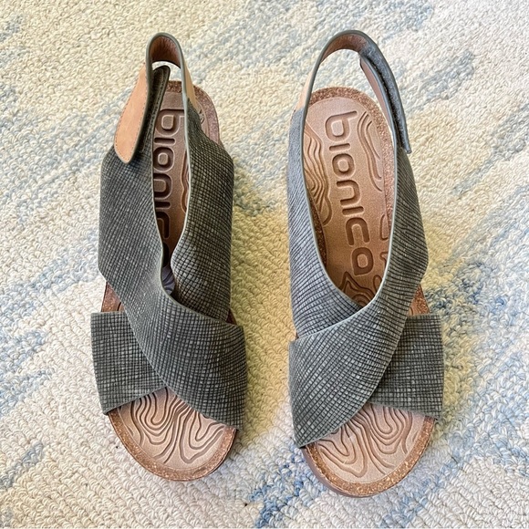 Bionica Gray and Tan Sandals - Picture 2 of 10